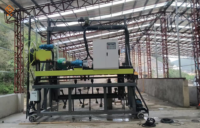 糞污發(fā)酵6米槽式有機肥翻堆機工作原理和特點 糞污發(fā)酵6米槽式有機肥翻堆機工作原理和特點